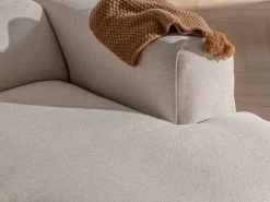 Sofá rinconera derecha en tela jaspeada beige. NELORIM