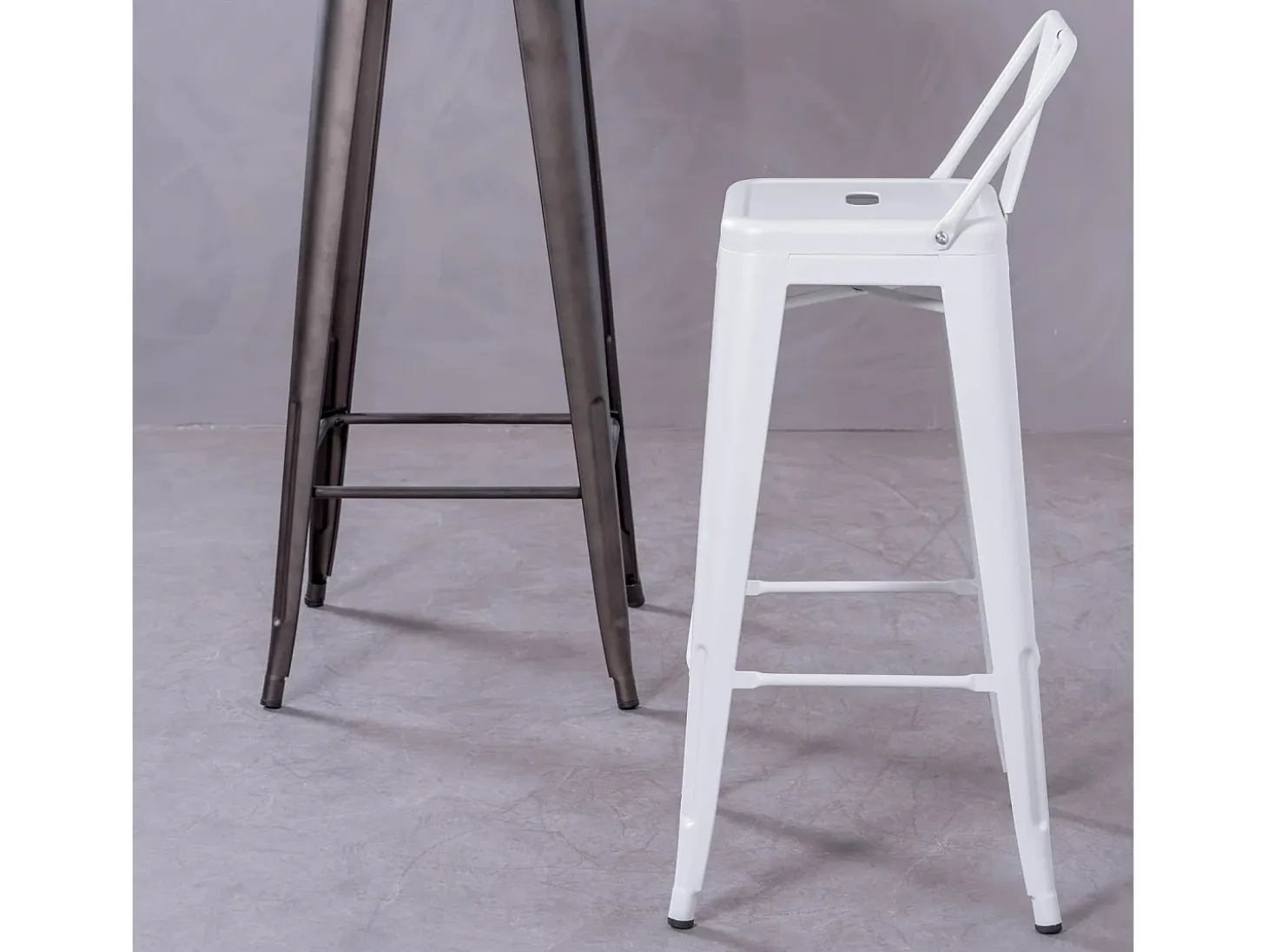 Taburete metálico industrial con respaldo bajo (76cm) - Bistro - Blanco