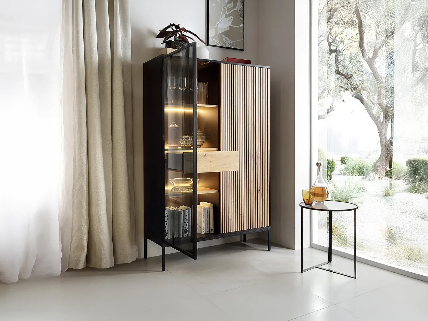 Vitrina 2 puertas y 1 cajón con luces LED en MDF y vidrio ahumado - Negro y Natural - OVILA