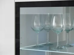 Vitrina alta moderna 120 cm para salón 3 puertas cuerpo blanco mate y frentes blanco brillo