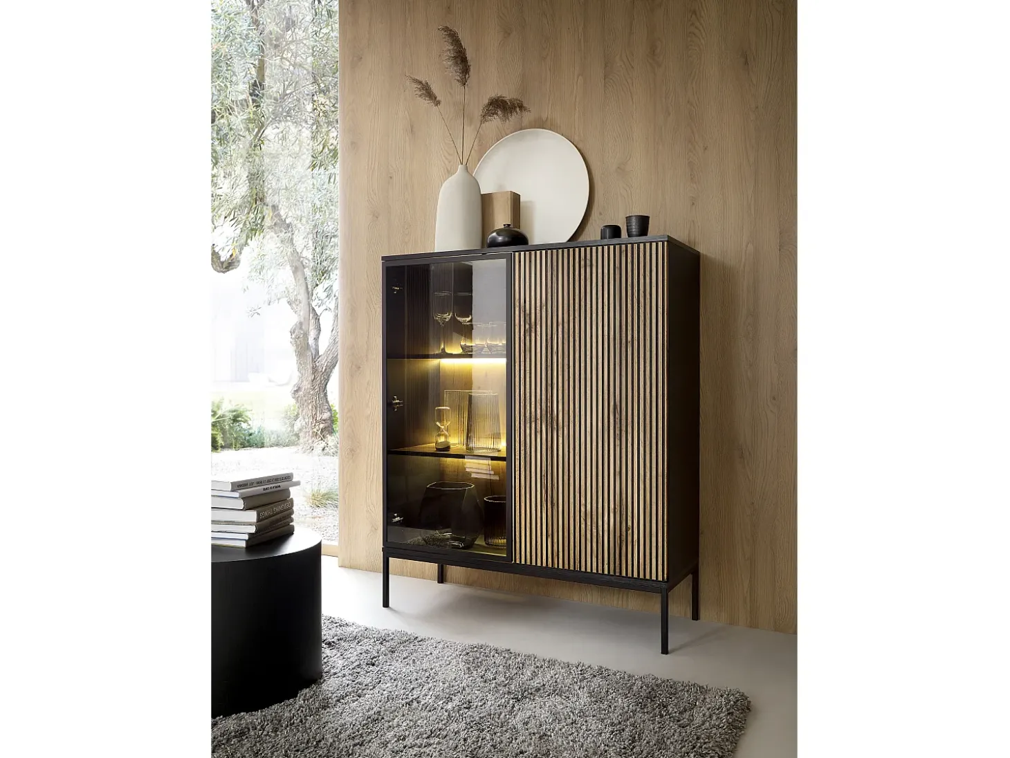 Vitrina baja moderna con frente acanalado, 104×126×39 cm, Negro / Roble Wotan