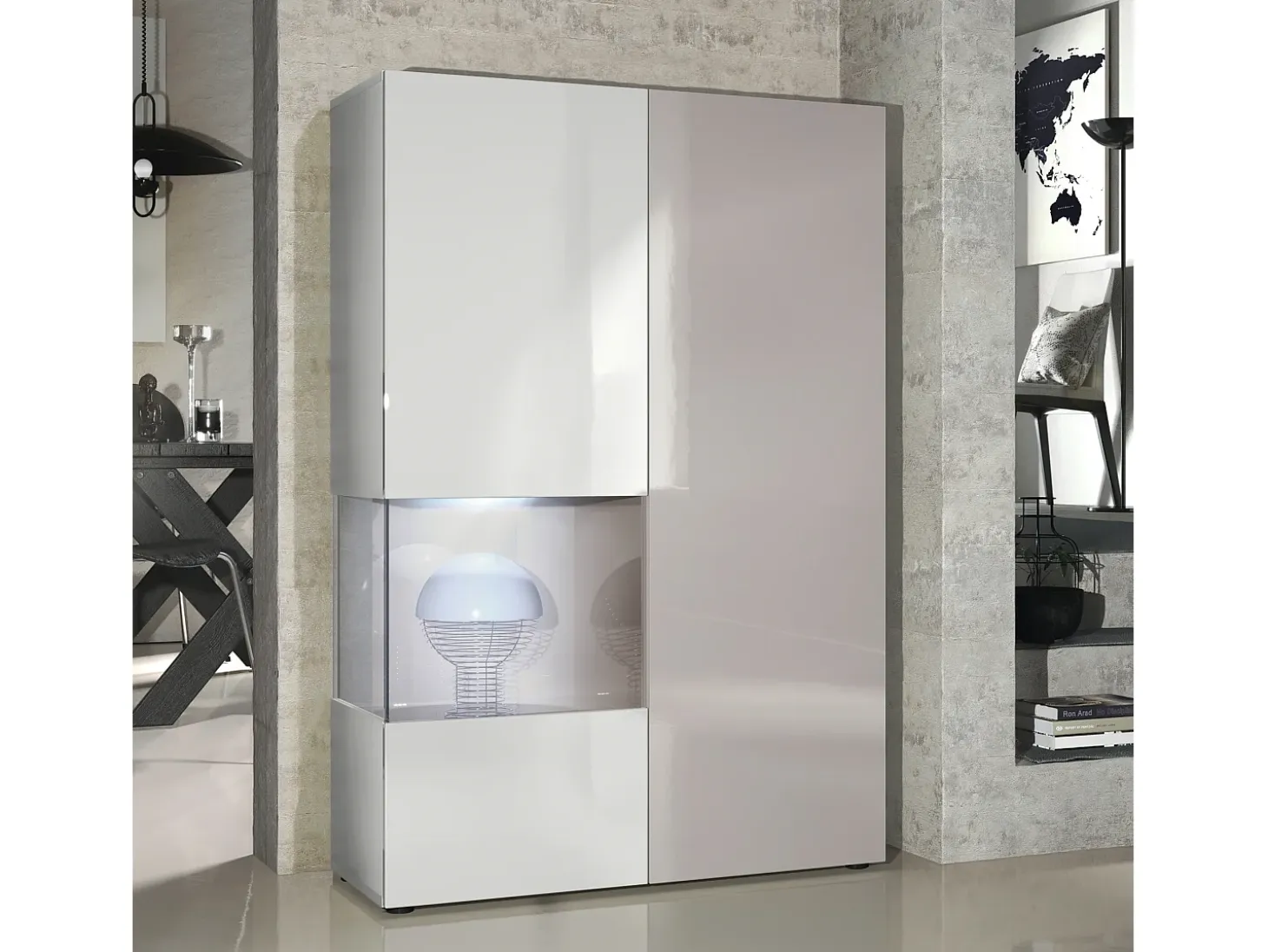 Vitrina Cómoda Morena, cuerpo en blanco mate/ puerta derecha e inserción en gris arena de alto brillo con iluminación LED