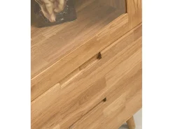 Vitrina Kundy de madera maciza de roble con 2 puertas