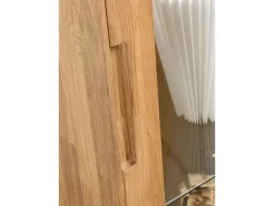 Vitrina Kundy de madera maciza de roble con 2 puertas