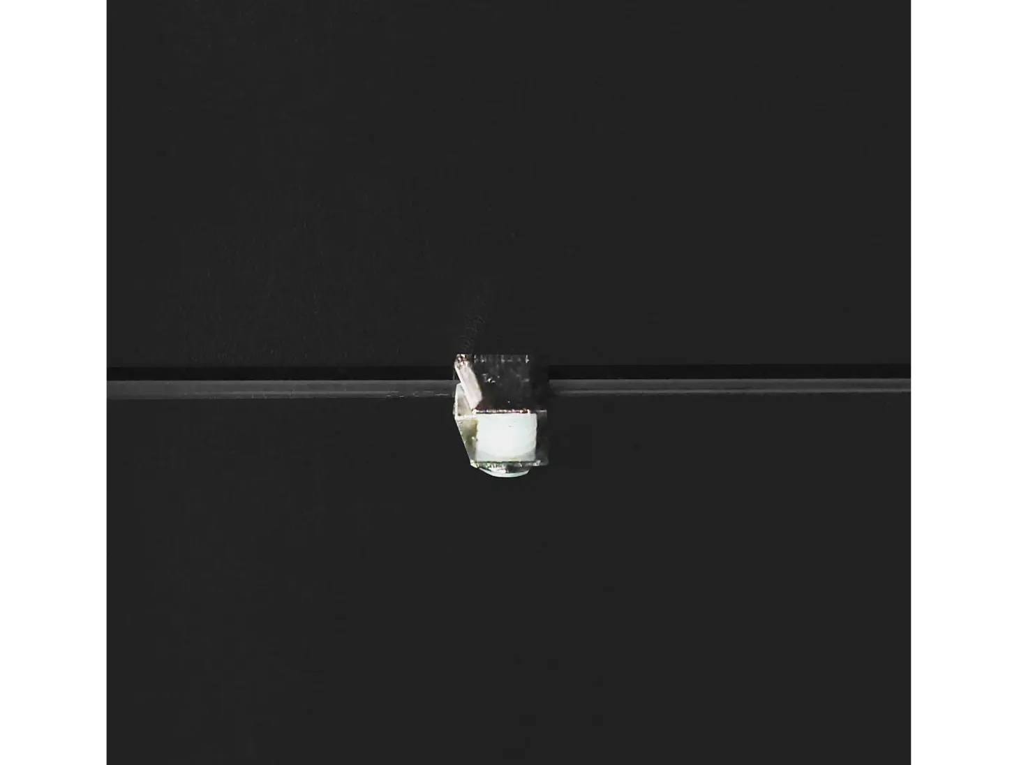 Vitrina negro - Vitrina con luces LED y 3 estantes de cristal - para salón y dormitorio