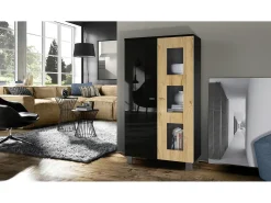 Vladon Vitrina Denjo, Cristalera con 2 Puertas y 3 Estantes de cristal, Negro mate/Negro de alto brillo/Roble natural (71 x 129 x 35 cm)