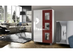 Vladon Vitrina Denjo, Cristalera con 2 Puertas y 3 Estantes de cristal, Blanco mate/Blanco de alto brillo/Burdeos de alto brillo (71 x 129 x 35 cm)