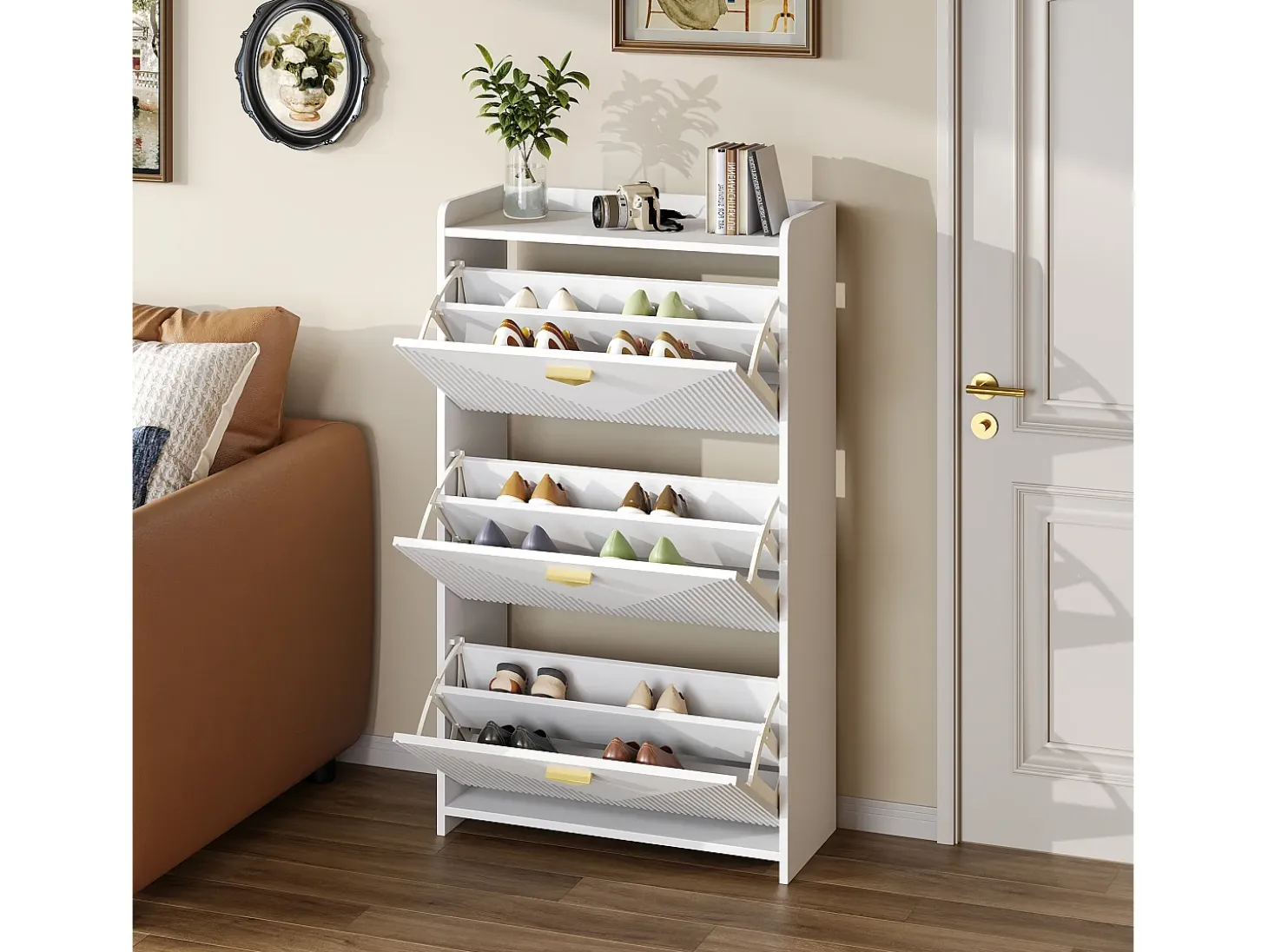 Zapatero blanco con 3 puertas abatibles y 6 compartimentos