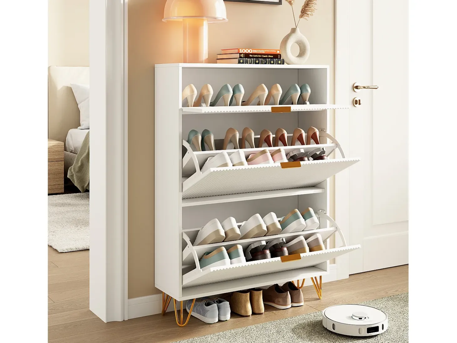 Zapatero moderno blanco con 3 cajones de madera, tiradores dorados, pequeños estriados.